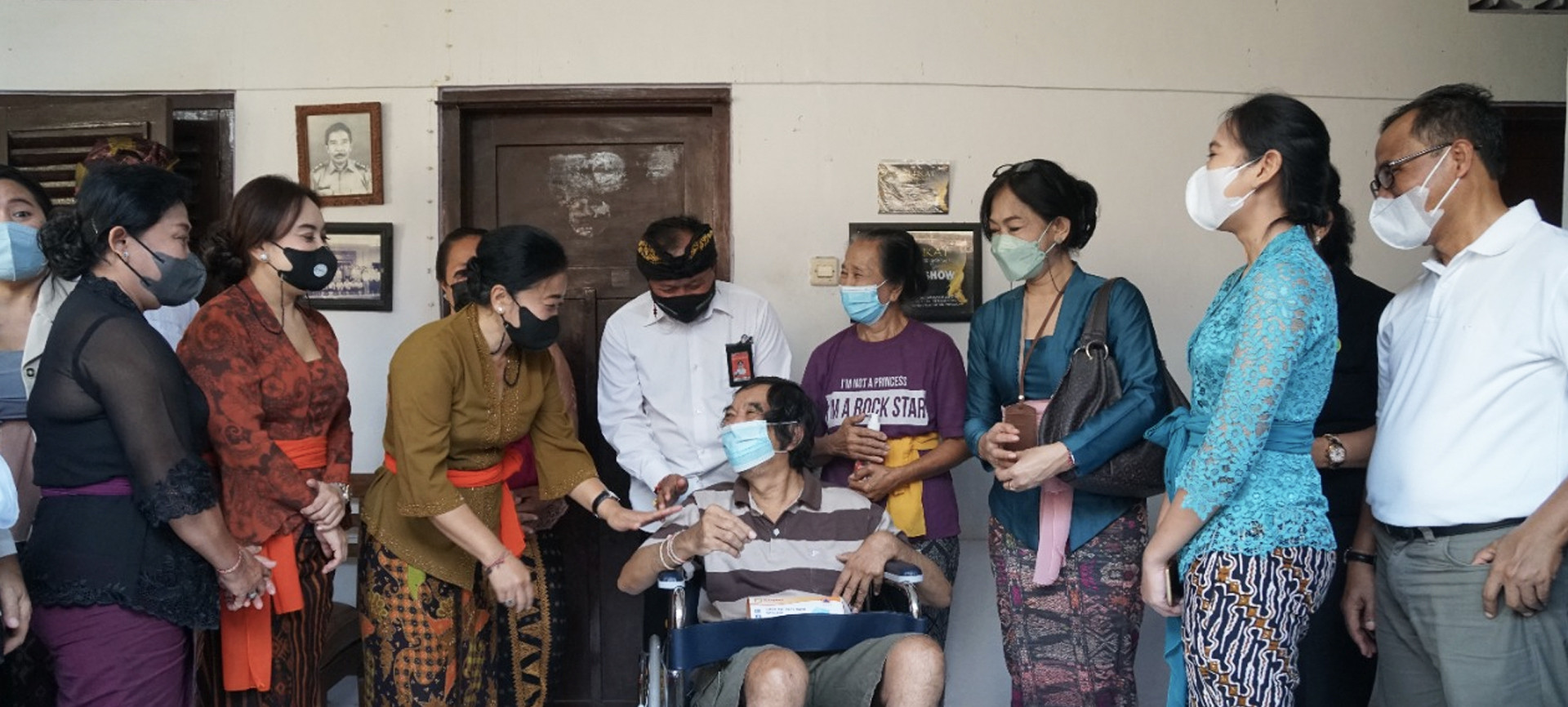 BPR Lestari Bersama KKKS Kota Denpasar Realisasikan Bantuan Kursi Roda pada Lansia