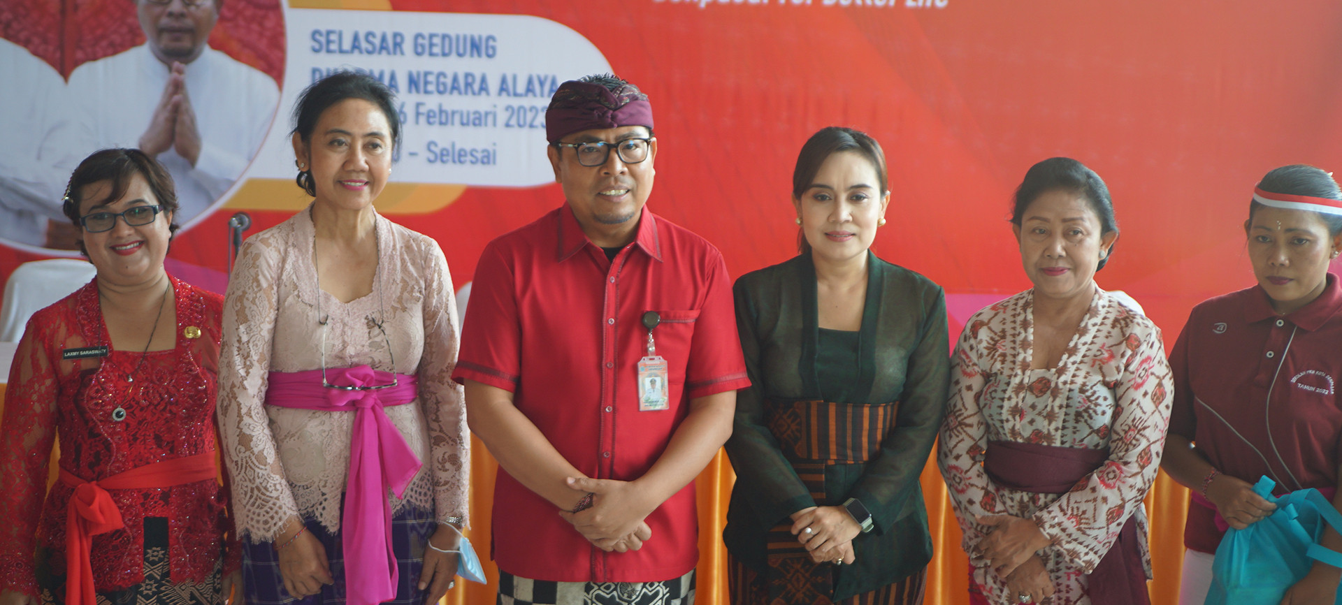 Memperingati HUT Kota Denpasar, Bank Lestari Bali (BPR) Bagikan Paket Sembako pada Keluarga Penerima Manfaat PKH