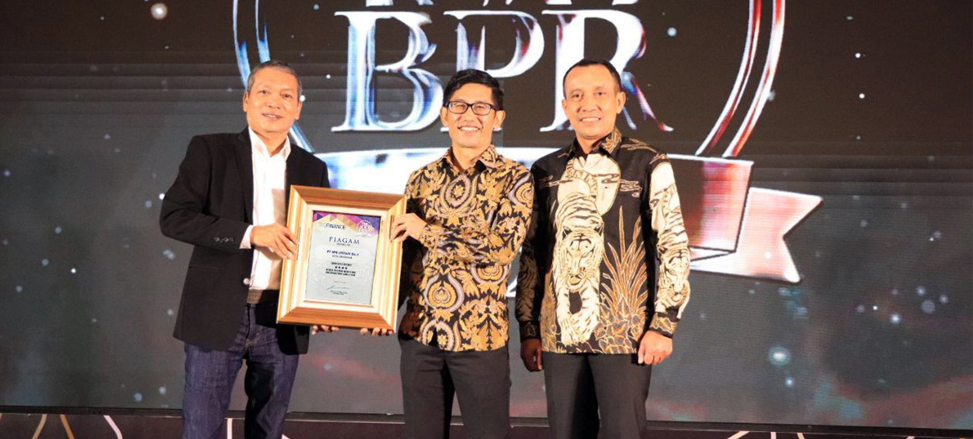 Raih Penghargaan Top 100 BPR 2022, BPR Lestari Bali Berkomitmen untuk Tingkatkan Pelayanan