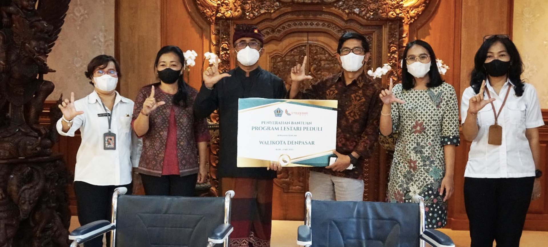 Dukung Peningkatan Kesejahteraan Sosial, Walikota Denpasar Fasilitasi BPR Lestari Serahkan Bantuan Kursi Roda